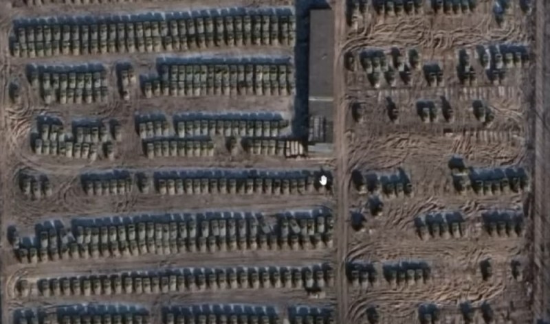Создать мем: техника, спутниковые снимки расположения войск на границе, 744 база артиллерийского вооружения