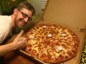 Создать мем: ест пиццу, пицца, огромный кусок пиццы