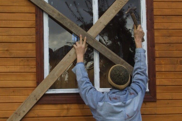 Создать мем: деревянные окна, окно дома, забитые окна досками