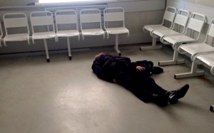 Создать мем: городская больница 1, приемный покой, лежит на полу