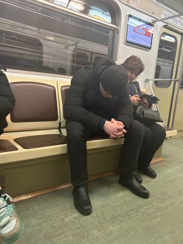 Создать мем: заснула в метро, парень в метро, ноги