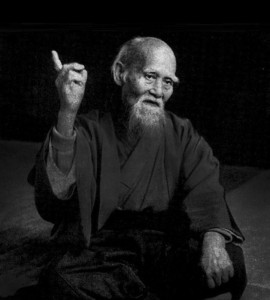 Создать мем: китайский мудрец морихей уэсиба, мем монах мудрец, морихей уэсиба палец вверх