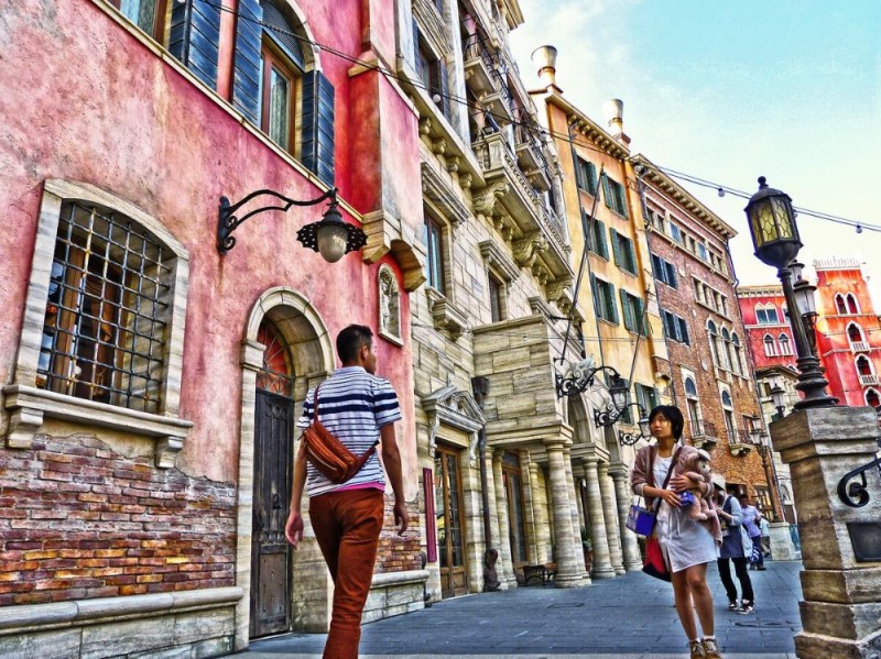 Create meme: italy verona, people passing by, A girl in Venice