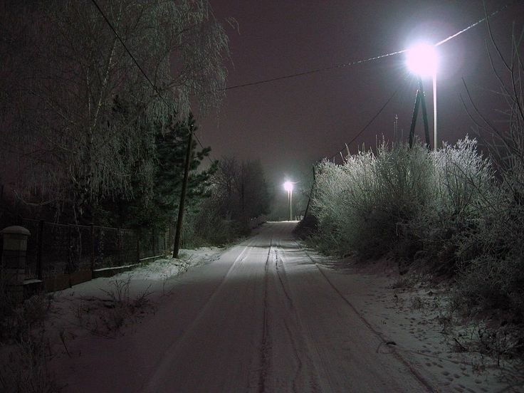 Создать мем: ночь улица фонарь, ночная улица в деревне зимой, снег