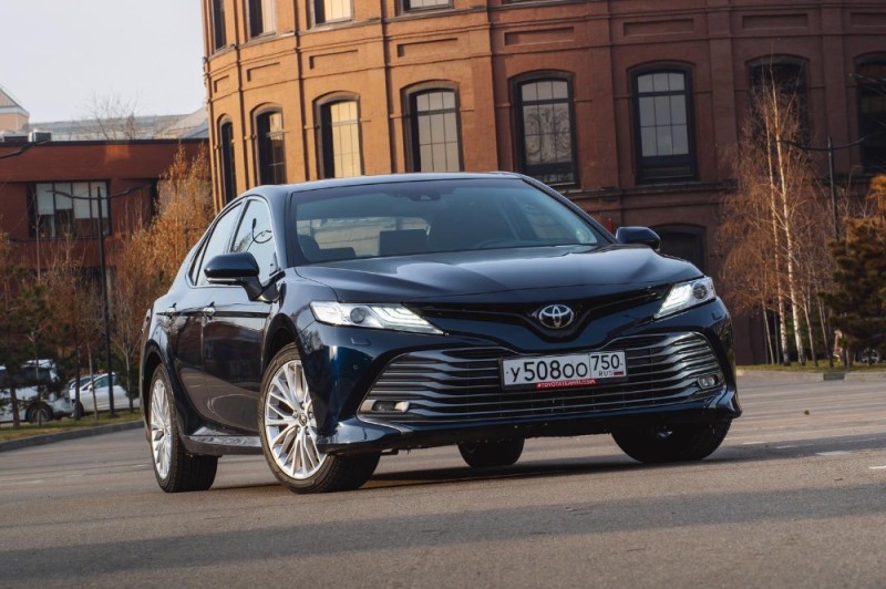 Создать мем: Toyota Camry Solara II, toyota camry 2019, toyota camry