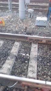 Создать мем: фото изолированного стыка на железной дороге, смена шпал видео, шпал жбш
