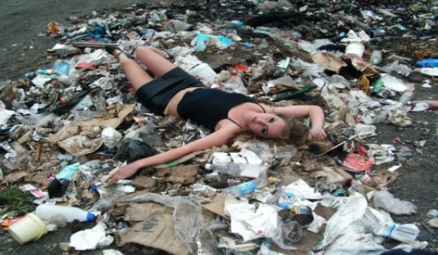 Создать мем: отходы, девушка в мусорке, девушка мусор