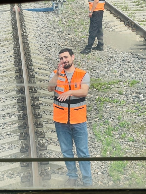 Создать мем: мужчина, железнодорожник, железнодорожные пути