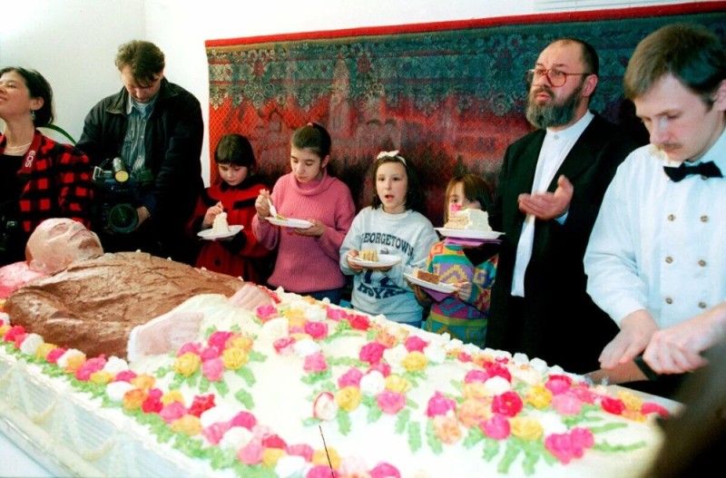 Create meme: 1998. Lenin cake. shabelnikov, fesenko, Lenin cake, the mausoleum