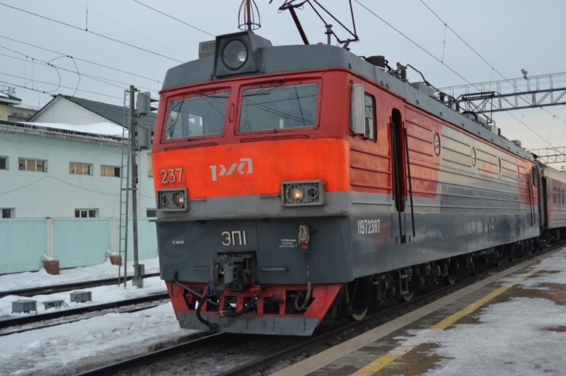 Создать мем: электровозы и тепловозы, электровоз, поезд электровоз