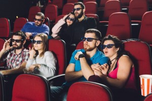 Создать мем: эмоции людей в кинотеатре, фото кинотеатра с человеком который в очках, сидим в кинотеатре картинки