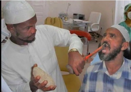 Создать мем: стоматолог приколы, стоматолог юмор, стоматолог в африке