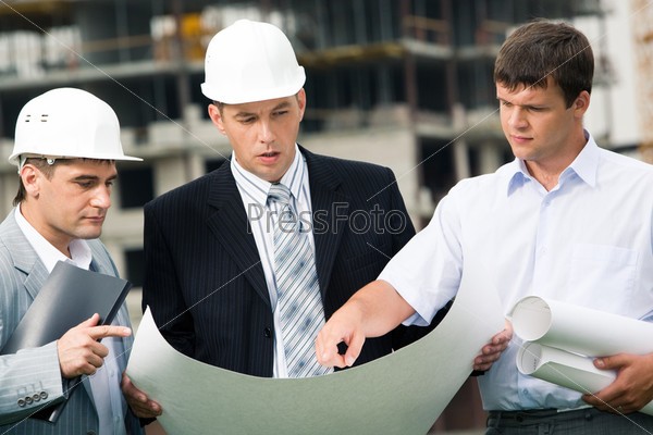 Создать мем: технический заказчик в строительстве, работа строителя, трое строителя и проект
