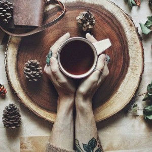 Создать мем: уютная фотография с чаем и свитером, кофе в постель для любимой, осень кофе понедельник