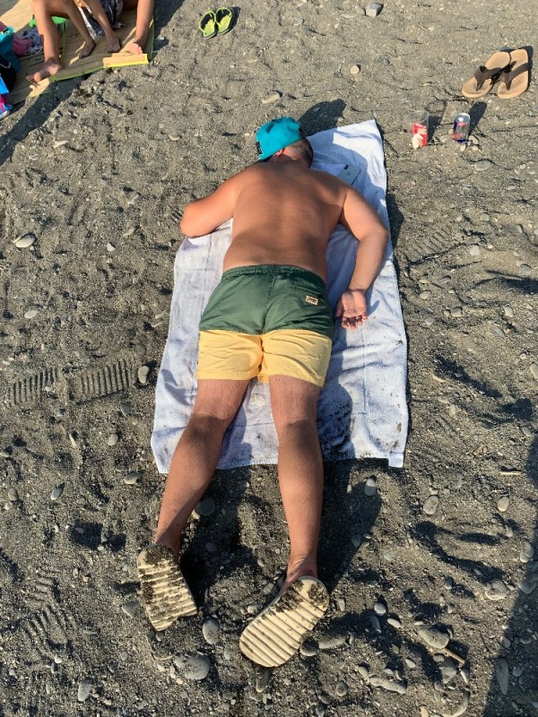 Создать мем: роман костромеев геленджик, люди на пляже, отдыхающие