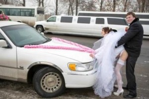 Создать мем: свадебный, украшение лимузина на свадьбу, свадебный автомобиль прикольный