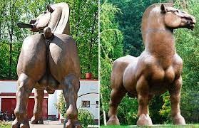 Создать мем: скульптура коня, конь с яйцами воронеж, конь с яйцами