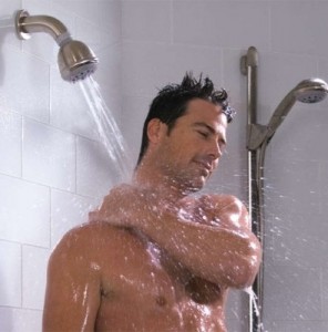 Создать мем: фото человека который купается в душе, как правильно мыться мужчине в душе, душевая система hansgrohe crometta 27289000