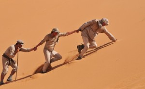 Создать мем: Marathon des Sables, серф по песку в пустыне, туристы в пустыне