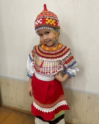 Create meme: Chuvash costume for a girl, Chuvash national costume for children, Udmurt costumes