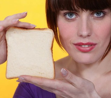 Создать мем: девушка, маленький кусок хлеба, кусочек хлеба