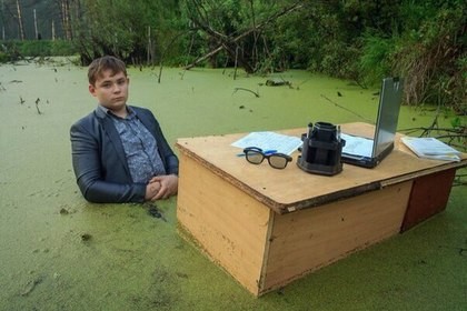Создать мем: парень в болоте, школьник в болоте, чувак в болоте