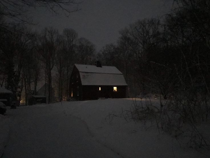 Создать мем: вечер на даче зимой, одинокий домик в лесу, зима ночь деревня