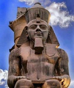 Создать мем: статуя рамзеса 2 в луксоре, статуя рамзеса ii, рамсес 2 амон