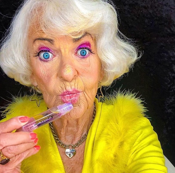 Создать мем: бабушка, модные бабульки, бабушка отмечает 100 лет
