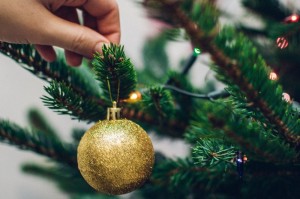 Создать мем: елочные украшения, рождественская елка, украшенная елка