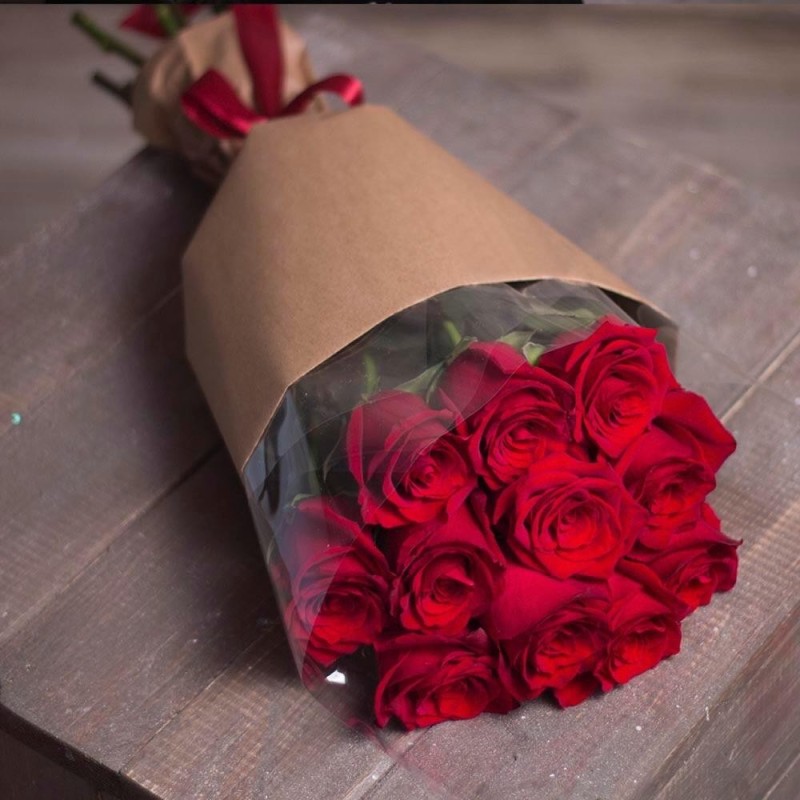 Создать мем: красные розы в крафтовой бумаге, крафт букет, упаковка букета