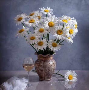 Create meme: beautiful bouquet of daisies in a vase, still life with daisies, bouquet of daisies photonaturalist