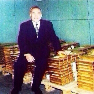 Создать мем: золотой запас беларуси, слитки золота в хранилище, Мужчина