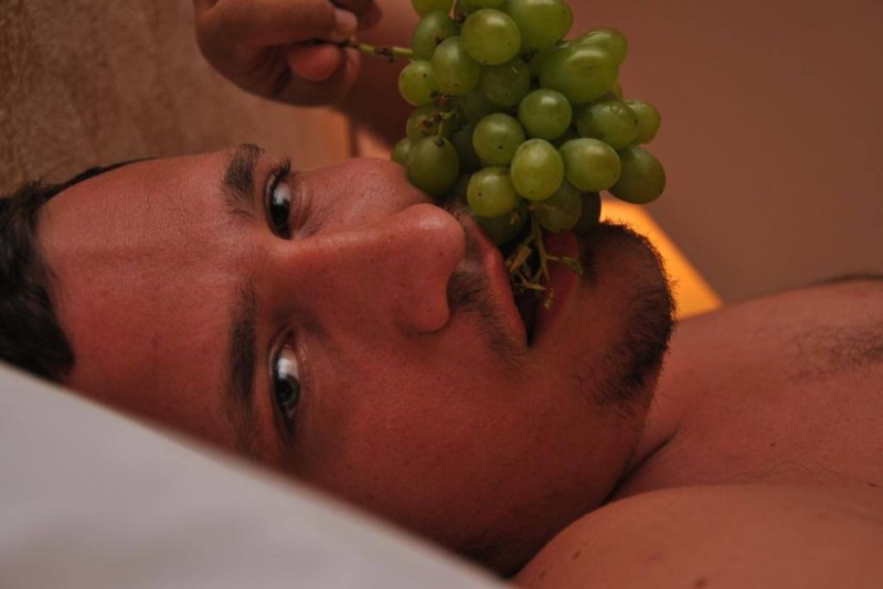 Создать мем: кушать виноград, озон ест виноград, мужик