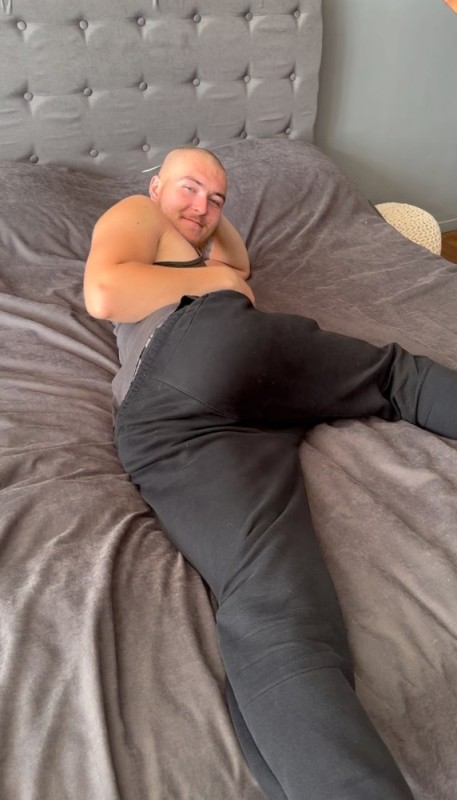 Создать мем: человек, большая подушка, надувная подушка