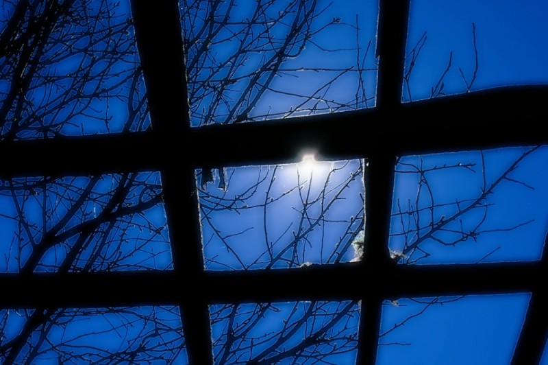 Создать мем: ночное окно, решетка небо эстетика, небо через решетку