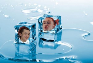Создать мем: стекло отражение, кубики льда, вода для здоровья