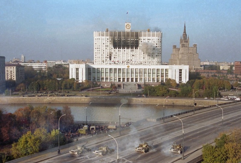 Создать мем: белый дом в москве обстрел, белый дом, события сентября октября 1993 года в москве