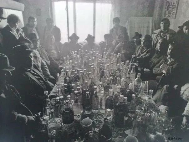 Создать мем: застолье ссср, алкоголь, свадьба в румынии 1930-е
