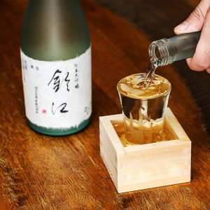 Создать мем: японская рисовая водка саке, сакэ, водка сакэ