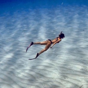 Create meme: beach, girl under water, freediving