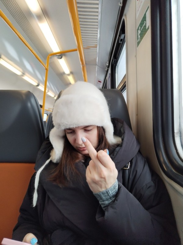 Создать мем: люди в автобусе зимой, ушанка, общественный транспорт