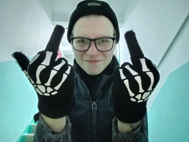 Создать мем: парень, перчатки черные, перчатка без пальцев