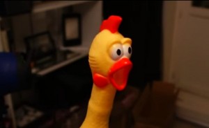 Создать мем: резиновая курица обои, кричащая курица игрушка, курица игрушка