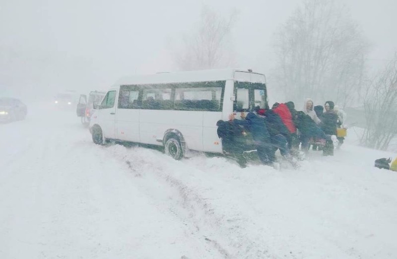 Создать мем: авария трасса сузун черепаново, снежные заносы автобусы, непогода