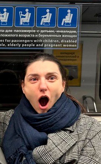 Создать мем: девушки в метро, снежана бабкина, женщина в метро