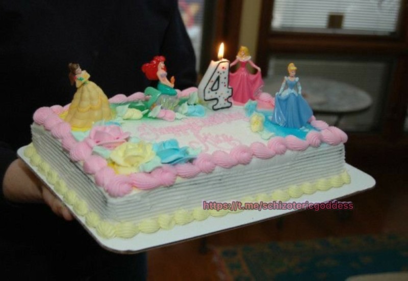 Create meme: cake with Disney princesses, a cake for a princess, Disney princess cake Crown Castle