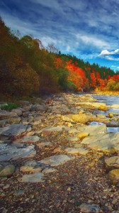 Создать мем: осень на реке, пейзаж, канада река камни осень