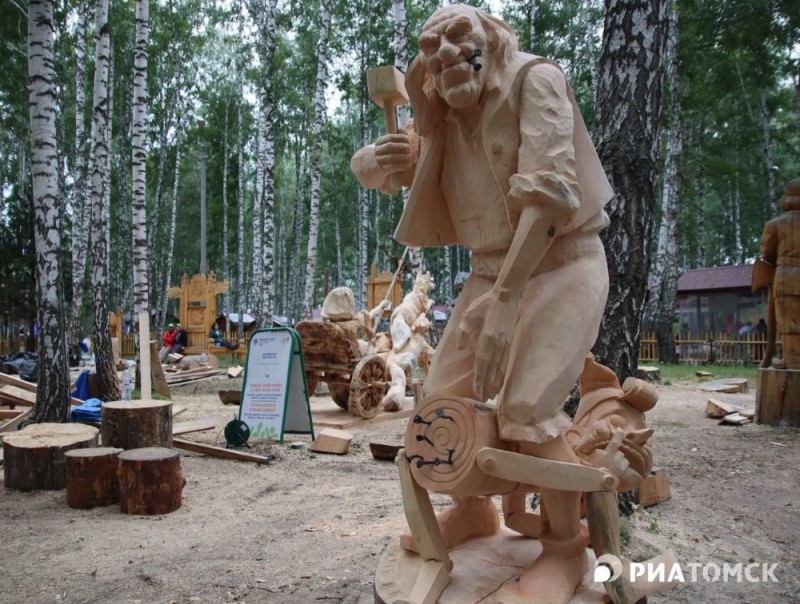 Create meme: garden sculptures, wooden figures, sculptures made of wood