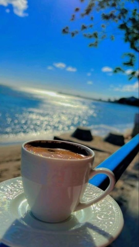 Создать мем: утренний кофе, кофе на набережной море, кофе на берегу моря